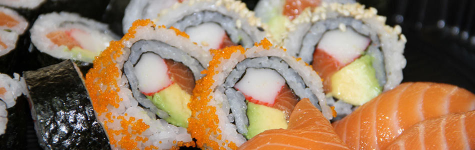 Abgebildet sind Sushi-Gerichte wie Maki, Inside Out und Nigiri