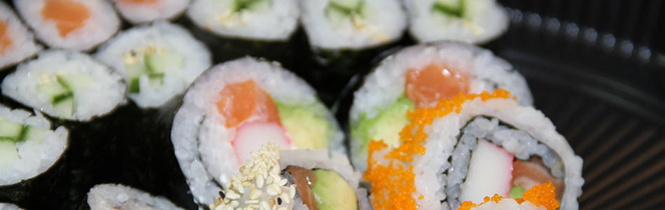 Sushi-Gerichte Maki und Inside Out auf einem Teller