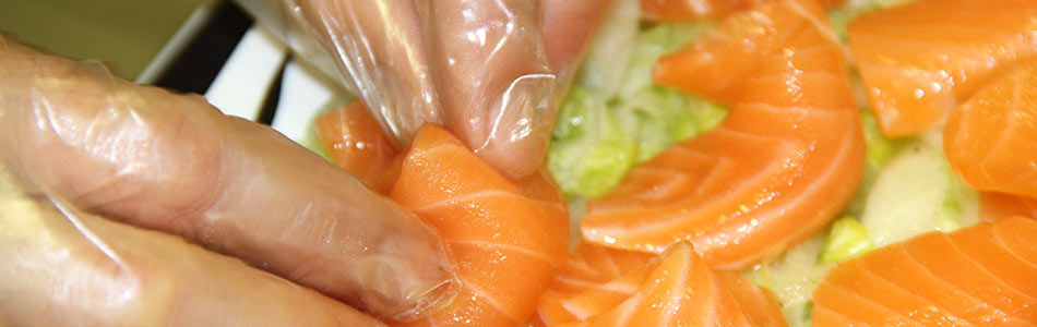 Bei der Zubereitung von Sushi-Gerichten bei Sushi-ffm wird stets auf Hygiene geachtet. Abbildung einer Zubereitung von Alaska Sashimi.